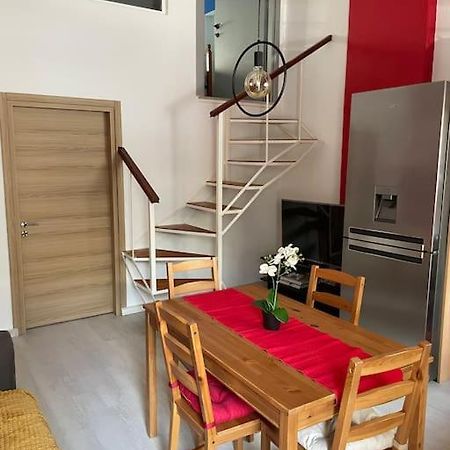 Comfy Apartment With Low Ceiling Attic Афины Экстерьер фото