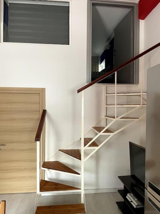 Comfy Apartment With Low Ceiling Attic Афины Экстерьер фото