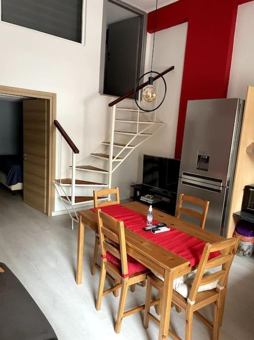 Comfy Apartment With Low Ceiling Attic Афины Экстерьер фото
