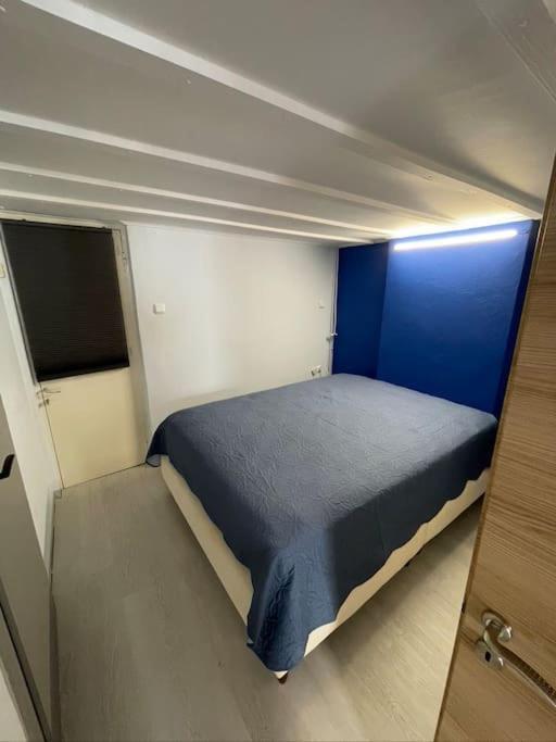 Comfy Apartment With Low Ceiling Attic Афины Экстерьер фото
