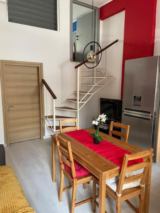 Comfy Apartment With Low Ceiling Attic Афины Экстерьер фото